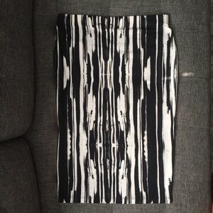 Soft & stretch black/white pencil skirt Size S